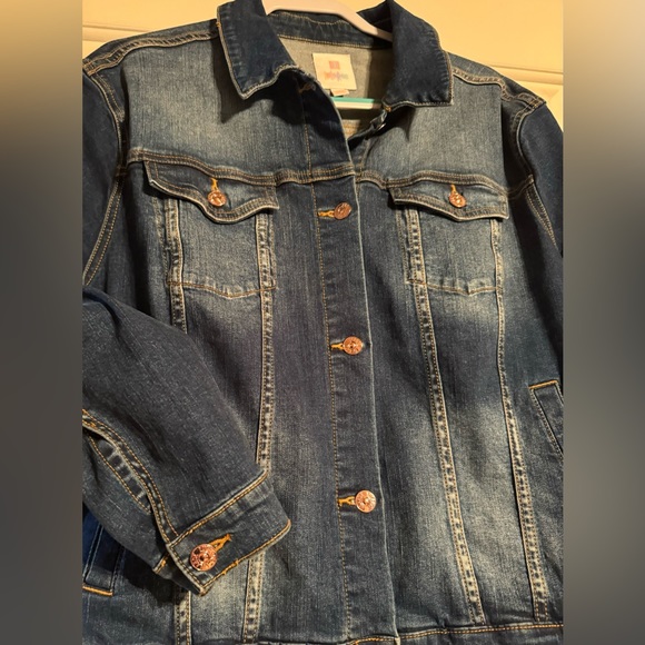❤️🌹🌹 LuLaRoe denim jacket. With rose 🌹 colored buttons. - Picture 6 of 9
